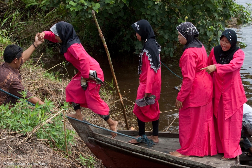 Women getting off a riverboat - Climate justice - Greenpeace